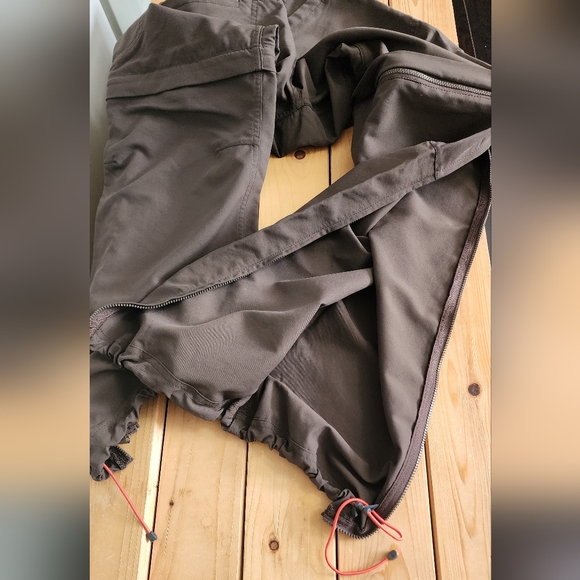 MEC Convertible Pants Size 8 - Picture 7 of 16
